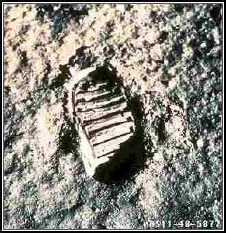 AS11-footprint1.jpg (16183 oCg)